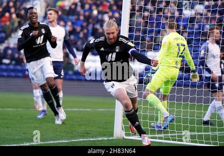 Tim Ream de Fulham célèbre le premier but de leur côté du match du championnat Sky Bet à Deepdale, Preston.Date de la photo: Samedi 27 novembre 2021. Banque D'Images