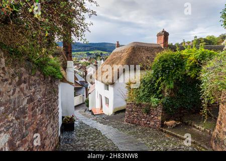 Une vue de North Hill, Minehead, Somerset, Royaume-Uni, en regardant en bas d'une rue pavée qui est près de l'église paroissiale de Saint Michael Banque D'Images