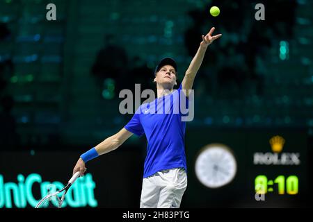 Turin, ITALIE, Italie.26 novembre 2021.Tennis - Davis Cup Groupe D qualification pour les quarts de finale.Italia vs USA.Pala Alpitour, Turin, Italie 26 novembre 2021.le joueur de Jannik en action lors de son match contre John Isner des États-Unis (Credit image: © Tonello Abozzi/Pacific Press via ZUMA Press Wire) Banque D'Images