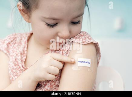 Médecin vaccinant un petit enfant dans une clinique moderne.Photo de haute qualité Banque D'Images