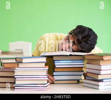 L'élève avec trop de livres à lire avant l'examen Banque D'Images