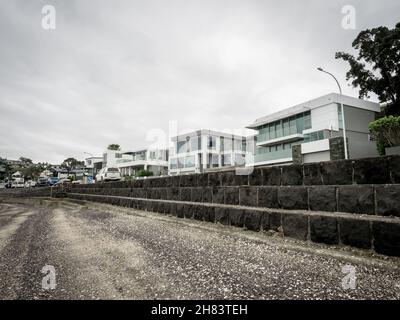 AUCKLAND, NOUVELLE-ZÉLANDE - 07 juillet 2021 : un bloc de maisons modernes à la plage de Bucklands sous un ciel nuageux à Auckland, Nouvelle-Zélande Banque D'Images