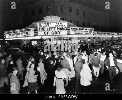 Street View of ROXY Movie Theatre in New York dans la soirée du 21 septembre 1955 pendant la première de HUMPHREY BOGART et GENE TIERNEY dans LA MAIN GAUCHE DE DIEU 1955 réalisateur EDWARD DMYTRYK roman William E. Barrett musique Victor Young costume design Travilla producteur Buddy Adler XX Century Fox Banque D'Images