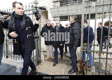 Marseille, France.27 novembre 2021.Eric Zemmour, expert des médias d'extrême-droite, visite la Cathedrale la Major avec le sénateur RN Stephane Ravier à Marseille, dans le sud de la France, le 27 novembre 2021.Zemmour s'était très brièvement promené sous les cris de manifestants qui ont scandé 'Zemmour break, antiraciste Marseille'."Ils ne sont pas Marseillais, ils sont des militants", a-t-il affirmé.Zemmour, qui doit annoncer sa candidature pour l'élection présidentielle dans les prochains jours, a effectué une dernière visite animée à Marseille le 27 novembre 2021, une ville qu'il a décrite comme 'l'anti-exemple' et 'désintégrée par immigrati Banque D'Images