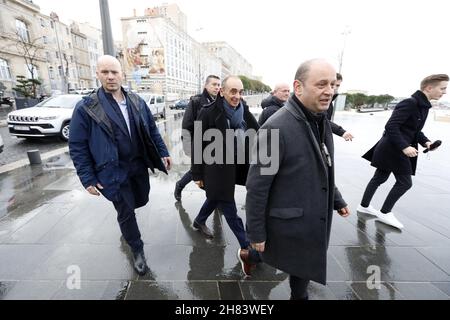 Marseille, France.27 novembre 2021.Eric Zemmour, expert des médias d'extrême-droite, visite la Cathedrale la Major avec le sénateur RN Stephane Ravier à Marseille, dans le sud de la France, le 27 novembre 2021.Zemmour s'était très brièvement promené sous les cris de manifestants qui ont scandé 'Zemmour break, antiraciste Marseille'."Ils ne sont pas Marseillais, ils sont des militants", a-t-il affirmé.Zemmour, qui doit annoncer sa candidature pour l'élection présidentielle dans les prochains jours, a effectué une dernière visite animée à Marseille le 27 novembre 2021, une ville qu'il a décrite comme 'l'anti-exemple' et 'désintégrée par immigrati Banque D'Images