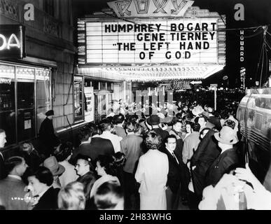 Street View of ROXY Movie Theatre in New York dans la soirée du 21 septembre 1955 pendant la première de HUMPHREY BOGART et GENE TIERNEY dans LA MAIN GAUCHE DE DIEU 1955 réalisateur EDWARD DMYTRYK roman William E. Barrett musique Victor Young costume design Travilla producteur Buddy Adler XX Century Fox Banque D'Images