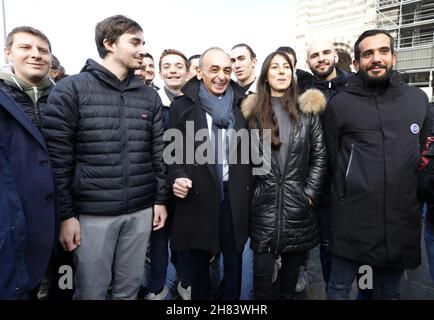 Marseille, France.27 novembre 2021.Eric Zemmour, expert des médias d'extrême-droite, visite la Cathedrale la Major avec le sénateur RN Stephane Ravier à Marseille, dans le sud de la France, le 27 novembre 2021.Zemmour s'était très brièvement promené sous les cris de manifestants qui ont scandé 'Zemmour break, antiraciste Marseille'."Ils ne sont pas Marseillais, ils sont des militants", a-t-il affirmé.Zemmour, qui doit annoncer sa candidature pour l'élection présidentielle dans les prochains jours, a effectué une dernière visite animée à Marseille le 27 novembre 2021, une ville qu'il a décrite comme 'l'anti-exemple' et 'désintégrée par immigrati Banque D'Images