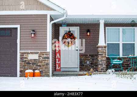 Maison résidentielle décorée pour l'automne avec de la neige au sol, horizontale Banque D'Images