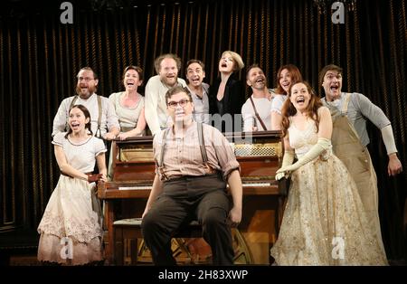 L'entreprise dans LES BOIS ouverture à la Menier Chocolate Factory, Londres SE1 le 12/07/2016 une production de fiasco Théâtre musique et paroles: Stephen Sondheim livre par James Lapine set design: Derek McLane costumes: Whitney Locher; éclairage design: Christopher Akerlind chorégraphe: Lisa Shriver réalisateur: Noah Brody Banque D'Images