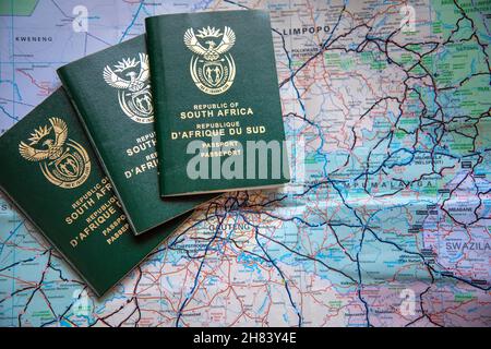 Trois passeports sud-africains contre une carte de l'Afrique du Sud.Concept pour les restrictions de voyage de covid Banque D'Images