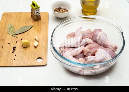 Morceaux de poulet coupé, épices, huile végétale.Préparation pour mariner le poulet.Copier l'espace. Banque D'Images
