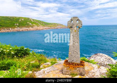 Croix celtique commémorant la mort de David Wordsworth Watson, qui est tombé des falaises de Carn Mellyn en 1873 près de Lamorna Cove, Cornwall, Royaume-Uni Banque D'Images