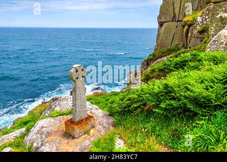 Croix celtique commémorant la mort de David Wordsworth Watson, qui est tombé des falaises de Carn Mellyn en 1873 près de Lamorna Cove, Cornwall, Royaume-Uni Banque D'Images