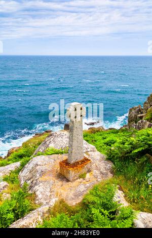 Croix celtique commémorant la mort de David Wordsworth Watson, qui est tombé des falaises de Carn Mellyn en 1873 près de Lamorna Cove, Cornwall, Royaume-Uni Banque D'Images