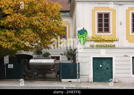 Schild 'Willkommen in Grinzing' auf einem Haus im Stadtteil Grinzing, Wien - panneau 'Welcome to Grinzing' sur une maison dans le quartier de Grinzing, Vienne Banque D'Images