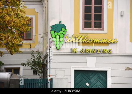 Schild 'Willkommen in Grinzing' auf einem Haus im Stadtteil Grinzing, Wien - panneau 'Welcome to Grinzing' sur une maison dans le quartier de Grinzing, Vienne Banque D'Images