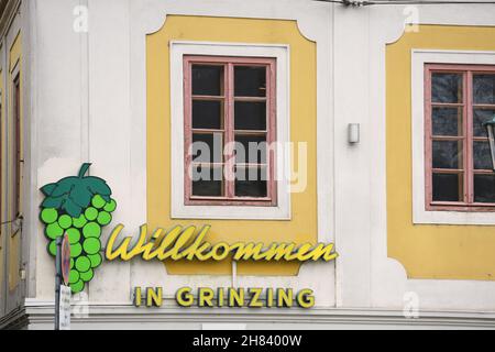 Schild 'Willkommen in Grinzing' auf einem Haus im Stadtteil Grinzing, Wien - panneau 'Welcome to Grinzing' sur une maison dans le quartier de Grinzing, Vienne Banque D'Images