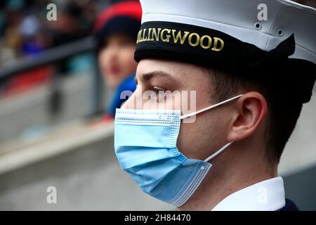 Londres, Royaume-Uni.27 novembre 2021.27 novembre 2021; Twickenham, Londres, Angleterre, Autumn Series International rugby, Barbarians femmes contre l'Afrique du Sud Springbok Womens XV ; Sailor de HMS Collingwood debout à l'attention portant un masque de visage crédit: Action plus Sports Images/Alamy Live News Banque D'Images