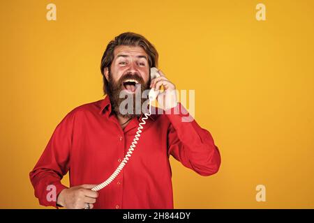 très bonne nouvelle. gars avec barbe et moustache répondant à l'appel. conversation téléphonique. homme barbu. communication dans la vie moderne. parler avec Banque D'Images