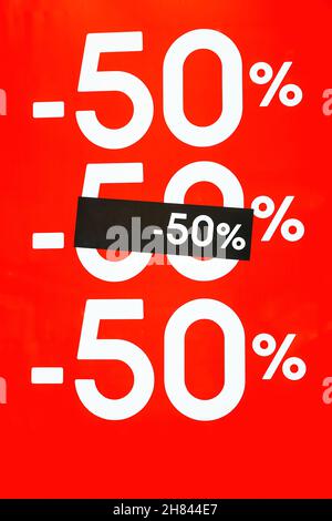 Affiche rouge – 50 % en magasin le Vendredi fou.Solde saison de shopping, promotion en magasin Banque D'Images