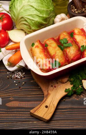 Portion de rouleaux de chou farcis sur table en bois Banque D'Images