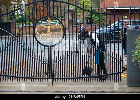 Ascot, Berkshire, Royaume-Uni.19 novembre 2021.Brossez les feuilles d'automne devant les portes de l'hippodrome d'Ascot.Crédit : Maureen McLean/Alay Banque D'Images