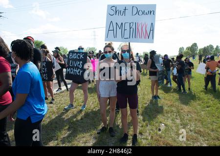 Deux femmes portant un panneau 'Shhut Down AmeriKKKa' au BLM Protest à Sterling Heights, Michigan, le 6 juin 2020. Banque D'Images