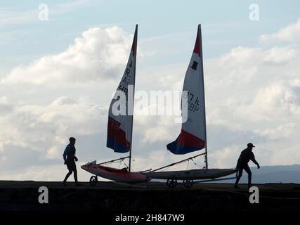 Largs, Ayrshire, Écosse, 28 novembre,2021 marins au Largs Sailing Club Profitez des conditions du vent le lendemain de la tempête Arwen crédit: Chris McNulty/Alamy Live News Banque D'Images