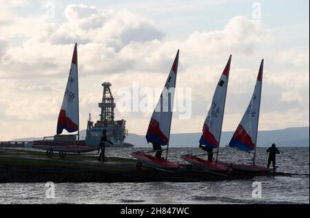 Largs, Ayrshire, Écosse, 28 novembre,2021 marins au Largs Sailing Club Profitez des conditions du vent le lendemain de la tempête Arwen crédit: Chris McNulty/Alamy Live News Banque D'Images