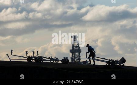 Largs, Ayrshire, Écosse, 28 novembre,2021 marins au Largs Sailing Club Profitez des conditions du vent le lendemain de la tempête Arwen crédit: Chris McNulty/Alamy Live News Banque D'Images