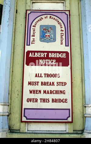 Panneau d'avertissement sur le pont Albert pour les troupes.Londres, Royaume-Uni. Banque D'Images