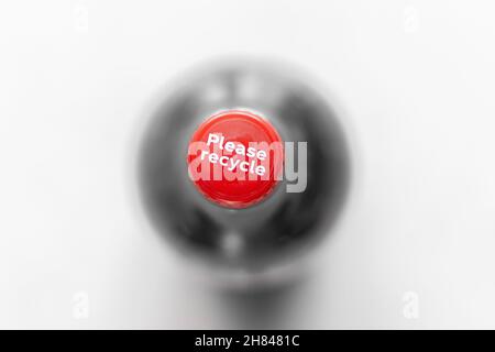 Vue de dessus d'une bouteille de boisson rafraîchissante avec un bouchon rouge recyclable isolé sur fond blanc Banque D'Images