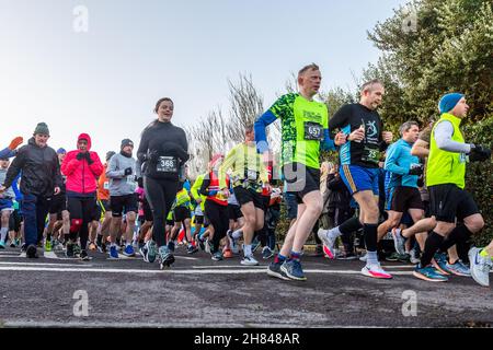 Clonakilty, West Cork, Irlande.27 novembre 2021.Des centaines d'athlètes ont commencé le Clonakilty Waterfront Marathon, le demi-marathon et les courses de 10K ce matin après que la course de 2020 a été reportée en raison de la COVID-19.Les coureurs sont illustrés juste après le début de la course.Crédit : AG News/Alay Live News Banque D'Images