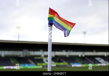 Un drapeau d'angle arc-en-ciel en soutien de la campagne Rainbow Lenes de Stonewall avant le match de la Sky Bet League Two à la pleine charge New Lawn, Nailsworth.Date de la photo: Samedi 27 novembre 2021. Banque D'Images