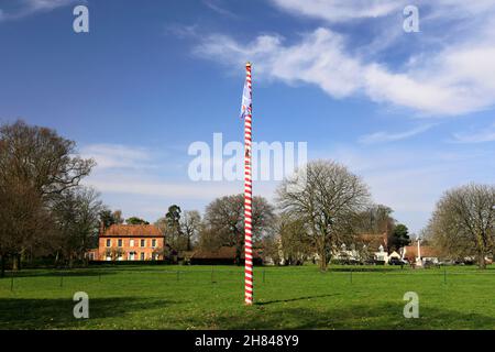 Le Maypole et les cottages sur le village de Green, village d'Ickwell, Bedfordshire Angleterre, Royaume-Uni Banque D'Images