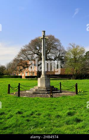 Le mémorial de la guerre et les chalets sur le village Green, village Ickwell, Bedfordshire Angleterre, Royaume-Uni Banque D'Images