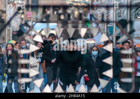 Glasgow, Écosse, Royaume-Uni.27 novembre 2021 : l'artiste de rue Liam Collins, connu sous le nom de Stunt Runner, interprète le théâtre de rue sur Buchanan Street pour divertir les amateurs de Noël.L'artiste est aveuglée puis court et saute à travers le travail de métal entouré de couteaux, pointes, dents de métal et flammes.Credit: SKULLY/Alay Live News Banque D'Images