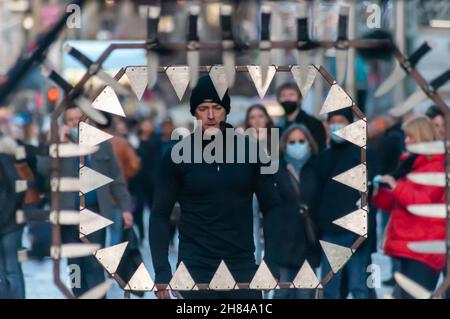 Glasgow, Écosse, Royaume-Uni.27 novembre 2021 : l'artiste de rue Liam Collins, connu sous le nom de Stunt Runner, interprète le théâtre de rue sur Buchanan Street pour divertir les amateurs de Noël.L'artiste est aveuglée puis court et saute à travers le travail de métal entouré de couteaux, pointes, dents de métal et flammes.Credit: SKULLY/Alay Live News Banque D'Images