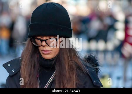 Glasgow, Écosse, Royaume-Uni.27 novembre 2021 : l'artiste de rue Liam Collins, connu sous le nom de Stunt Runner, interprète le théâtre de rue sur Buchanan Street pour divertir les amateurs de Noël.L'artiste est aveuglée puis court et saute à travers le travail de métal entouré de couteaux, pointes, dents de métal et flammes.Credit: SKULLY/Alay Live News Banque D'Images