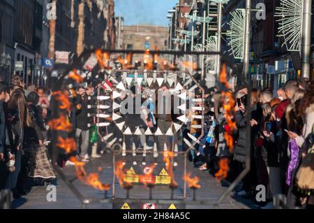 Glasgow, Écosse, Royaume-Uni.27 novembre 2021 : l'artiste de rue Liam Collins, connu sous le nom de Stunt Runner, interprète le théâtre de rue sur Buchanan Street pour divertir les amateurs de Noël.L'artiste est aveuglée puis court et saute à travers le travail de métal entouré de couteaux, pointes, dents de métal et flammes.Credit: SKULLY/Alay Live News Banque D'Images