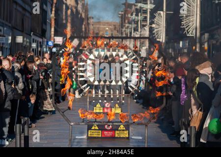 Glasgow, Écosse, Royaume-Uni.27 novembre 2021 : l'artiste de rue Liam Collins, connu sous le nom de Stunt Runner, interprète le théâtre de rue sur Buchanan Street pour divertir les amateurs de Noël.L'artiste est aveuglée puis court et saute à travers le travail de métal entouré de couteaux, pointes, dents de métal et flammes.Credit: SKULLY/Alay Live News Banque D'Images