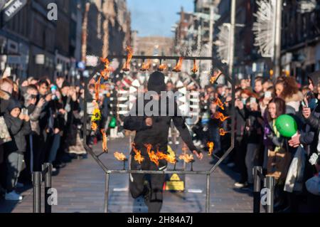 Glasgow, Écosse, Royaume-Uni.27 novembre 2021 : l'artiste de rue Liam Collins, connu sous le nom de Stunt Runner, interprète le théâtre de rue sur Buchanan Street pour divertir les amateurs de Noël.L'artiste est aveuglée puis court et saute à travers le travail de métal entouré de couteaux, pointes, dents de métal et flammes.Credit: SKULLY/Alay Live News Banque D'Images