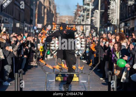 Glasgow, Écosse, Royaume-Uni.27 novembre 2021 : l'artiste de rue Liam Collins, connu sous le nom de Stunt Runner, interprète le théâtre de rue sur Buchanan Street pour divertir les amateurs de Noël.L'artiste est aveuglée puis court et saute à travers le travail de métal entouré de couteaux, pointes, dents de métal et flammes.Credit: SKULLY/Alay Live News Banque D'Images