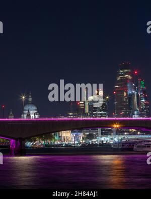 Vue nocturne sur les gratte-ciel de Londres montrant la cathédrale St appalls, la tour 42, la grille à fromage et le pont de Waterloo traversant la tamise. Banque D'Images