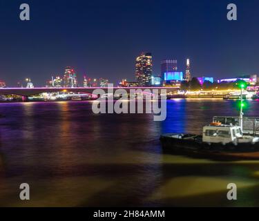 Un paysage urbain de Londres la nuit montrant le shard et le théâtre national à Warterloo avec la Tamise et le pont de Waterloo. Banque D'Images