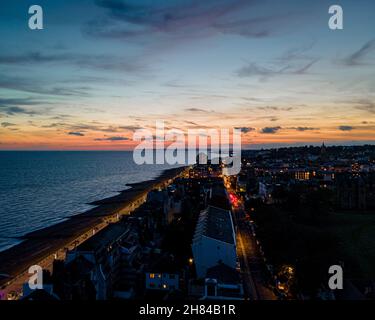 Photographie aérienne de Hastings, Sussex, Angleterre, Royaume-Uni prise à l'heure d'or avec la côte en vue et le coucher de soleil sur eastbourne. Banque D'Images