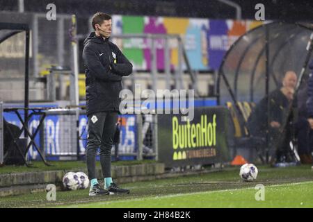 BREDA, PAYS-BAS - NOVEMBRE 27 : 4e officiel Luc Tissingh lors du match néerlandais de Keukenkampioendivisiie entre le NAC Breda et Helmond Sport au stade Rat Verlegh Stadion le 27 novembre 2021 à Breda, pays-Bas (photo de Gino van Outheusden/Orange Pictures) Banque D'Images