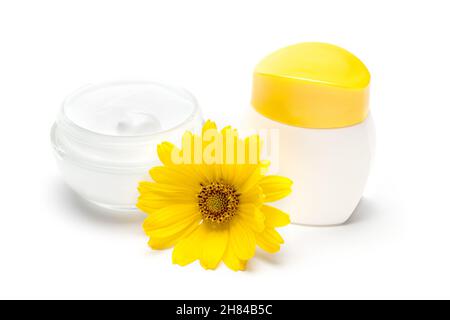 Pots de crème avec fleur jaune sur fond blanc.Cosmétiques naturels pour les soins de la peau Banque D'Images