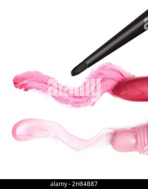 Accessoires pour le maquillage des lèvres : rouge à lèvres, rose brillant à lèvres et pinceau à maquillage sur fond blanc Banque D'Images