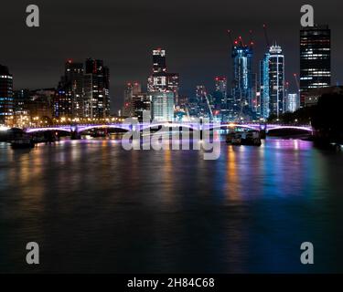 Vue sur la ligne d'horizon de Londres montrant les nouveaux développements à Battersea et neuf ormes la nuit depuis le pont de Westminster avec la Tamise Banque D'Images